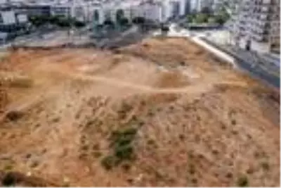 Şehrin merkezindeki boş arazide, çocuklara aldırmadan uyuşturucu kullanan bağımlılar görenlere 'pes' dedirtiyor Şehrin merkezindeki boş arazide, çocuklara aldırmadan uyuşturucu kullanan bağımlılar görenlere 'pes' dedirtiyor