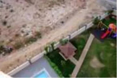 Şehrin merkezindeki boş arazide, çocuklara aldırmadan uyuşturucu kullanan bağımlılar görenlere 'pes' dedirtiyor Şehrin merkezindeki boş arazide, çocuklara aldırmadan uyuşturucu kullanan bağımlılar görenlere 'pes' dedirtiyor
