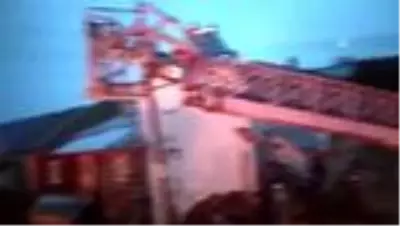 Çıkan yangında 3 ahşap ev kullanılamaz hale geldi Çıkan yangında 3 ahşap ev kullanılamaz hale geldi