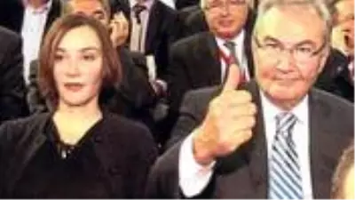 Deniz Baykal'ın kızından parti kuracağı iddiaları hakkında tek cümlelik yorum! Deniz Baykal'ın kızından parti kuracağı iddiaları hakkında tek cümlelik yorum!