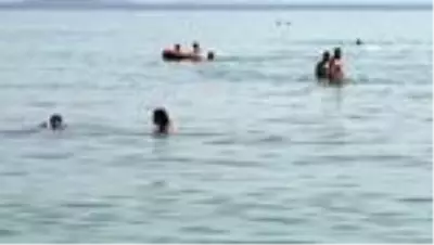Didim'de sıcak havayı fırsat bilenler denizin keyfini çıkardı Didim'de sıcak havayı fırsat bilenler denizin keyfini çıkardı