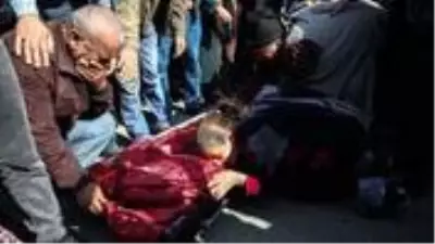 Ermenistan'ın alçak saldırısında hayatını kaybeden Medine bebek, annesiyle aynı tabutta defnedildi Ermenistan'ın alçak saldırısında hayatını kaybeden Medine bebek, annesiyle aynı tabutta defnedildi