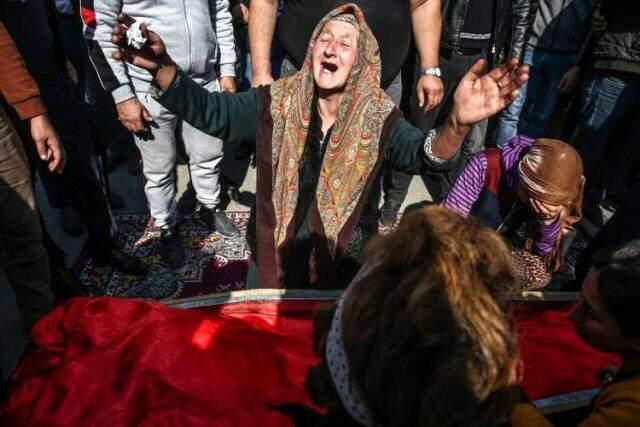 Ermenistan'ın alçak saldırısında hayatını kaybeden Medine bebek, annesiyle aynı tabutta defnedildi Ermenistan'ın alçak saldırısında hayatını kaybeden Medine bebek, annesiyle aynı tabutta defnedildi
