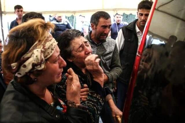 Ermenistan'ın alçak saldırısında hayatını kaybeden Medine bebek, annesiyle aynı tabutta defnedildi Ermenistan'ın alçak saldırısında hayatını kaybeden Medine bebek, annesiyle aynı tabutta defnedildi