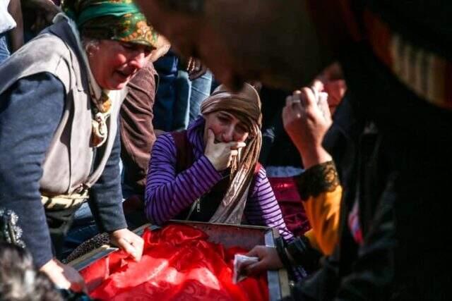 Ermenistan'ın alçak saldırısında hayatını kaybeden Medine bebek, annesiyle aynı tabutta defnedildi Ermenistan'ın alçak saldırısında hayatını kaybeden Medine bebek, annesiyle aynı tabutta defnedildi