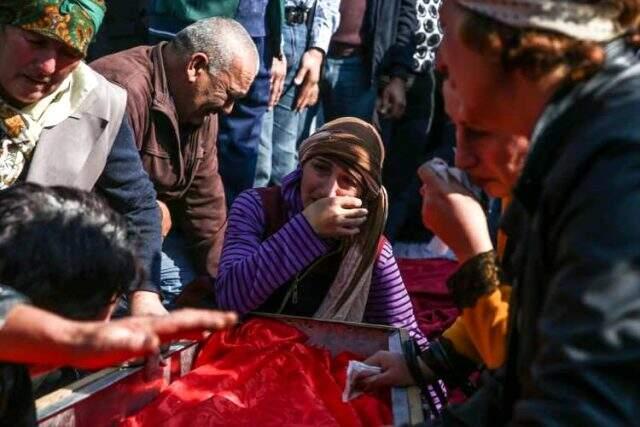 Ermenistan'ın alçak saldırısında hayatını kaybeden Medine bebek, annesiyle aynı tabutta defnedildi Ermenistan'ın alçak saldırısında hayatını kaybeden Medine bebek, annesiyle aynı tabutta defnedildi