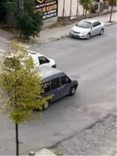 Bunu da gördük! Hırsızlar gündüz vakti kendilerini uyaran vatandaşları taşladı Bunu da gördük! Hırsızlar gündüz vakti kendilerini uyaran vatandaşları taşladı