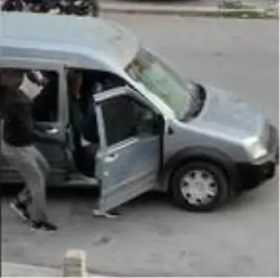 Bunu da gördük! Hırsızlar gündüz vakti kendilerini uyaran vatandaşları taşladı Bunu da gördük! Hırsızlar gündüz vakti kendilerini uyaran vatandaşları taşladı