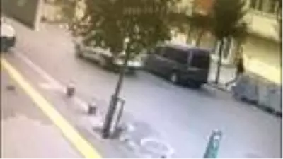 Bunu da gördük! Hırsızlar gündüz vakti kendilerini uyaran vatandaşları taşladı Bunu da gördük! Hırsızlar gündüz vakti kendilerini uyaran vatandaşları taşladı