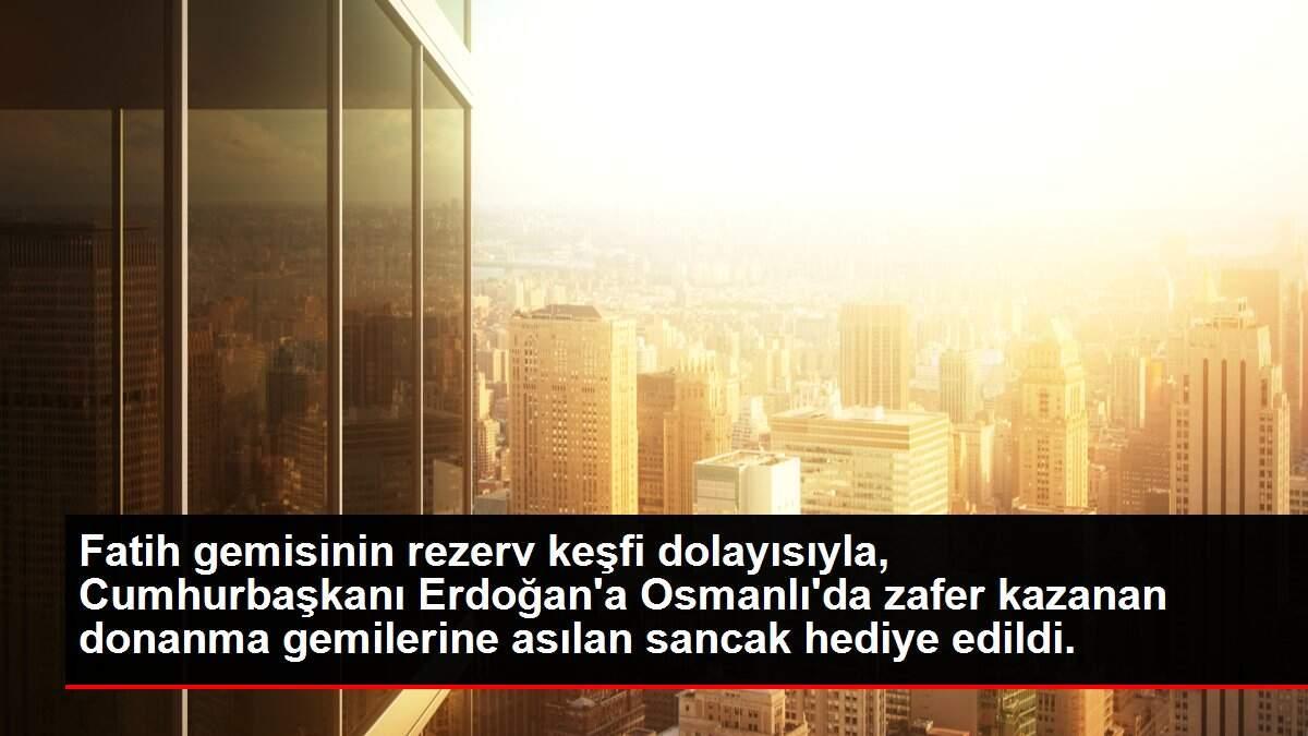 Fatih gemisinin rezerv keşfi dolayısıyla, Cumhurbaşkanı Erdoğan'a Osmanlı'da zafer kazanan donanma gemilerine asılan sancak hediye edildi. Fatih gemisinin rezerv keşfi dolayısıyla, Cumhurbaşkanı Erdoğan'a Osmanlı'da zafer kazanan donanma gemilerine asılan sancak hediye edildi.
