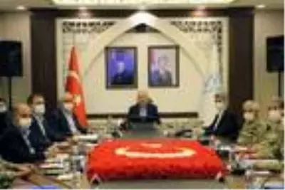 Bakan Soylu Hakkari'de güvenlik toplantısına katıldı Bakan Soylu Hakkari'de güvenlik toplantısına katıldı