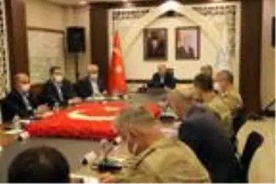 Bakan Soylu Hakkari'de güvenlik toplantısına katıldı Bakan Soylu Hakkari'de güvenlik toplantısına katıldı
