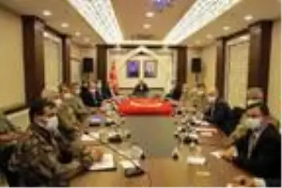 Bakan Soylu Hakkari'de güvenlik toplantısına katıldı Bakan Soylu Hakkari'de güvenlik toplantısına katıldı