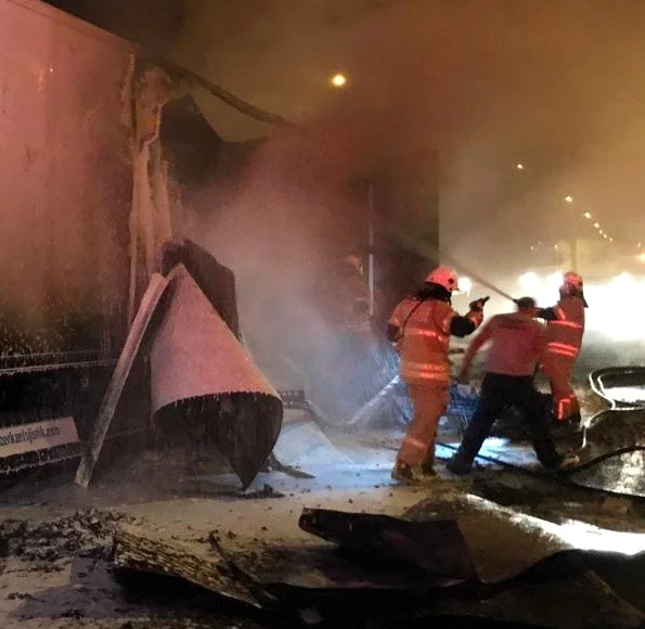 İzmir'de biber yüklü tırın dorsesi, alev alev yandı