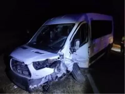Kastamonu'da minibüs ile otomobil çarpıştı: 10 yaralı Kastamonu'da minibüs ile otomobil çarpıştı: 10 yaralı