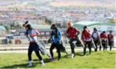 Kızak takımı, kar olmayınca kara yolunda antrenman yapıyor