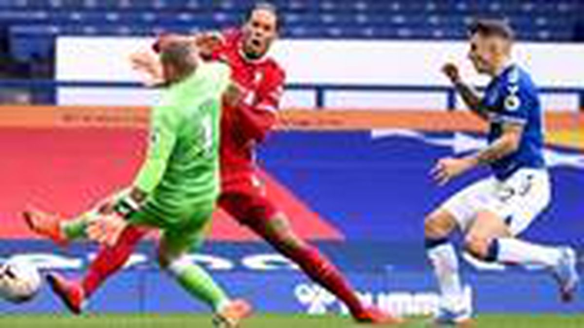 Liverpool'lu Virgil van Dijk, Everton maçında sakatlandı! Akıllara Muslera geldi