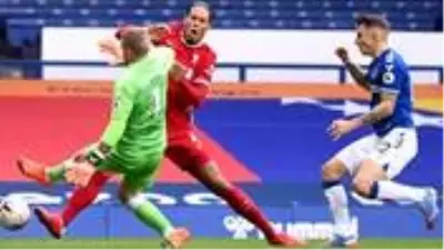 Liverpool'lu Virgil van Dijk, Everton maçında sakatlandı! Akıllara Muslera geldi Liverpool'lu Virgil van Dijk, Everton maçında sakatlandı! Akıllara Muslera geldi
