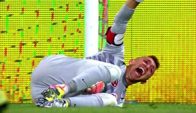 Liverpool'lu Virgil van Dijk, Everton maçında sakatlandı! Akıllara Muslera geldi Liverpool'lu Virgil van Dijk, Everton maçında sakatlandı! Akıllara Muslera geldi