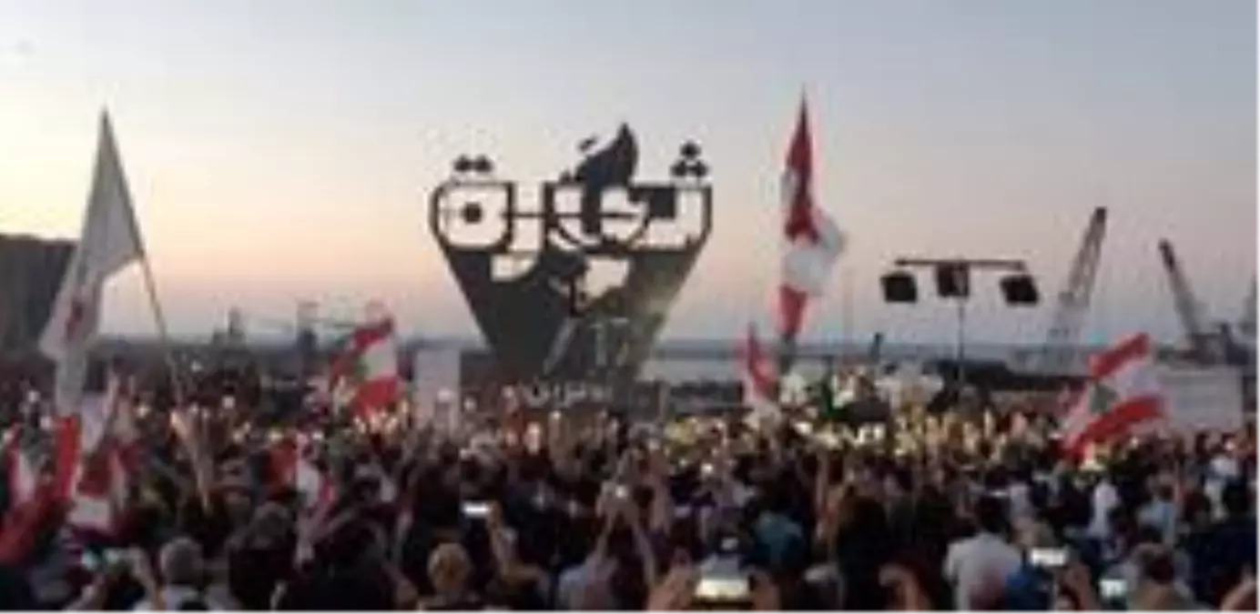 Lübnan'da 17 Ekim Devrimi'nin 1. yılında halk yeniden sokaklara döküldü