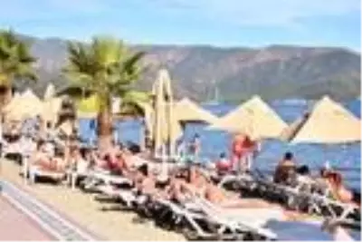Marmaris'te yaz havasında plaj ve havuz keyfi Marmaris'te yaz havasında plaj ve havuz keyfi