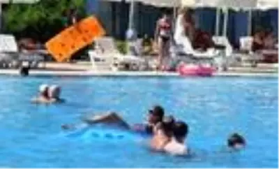 Marmaris'te yaz havasında plaj ve havuz keyfi Marmaris'te yaz havasında plaj ve havuz keyfi
