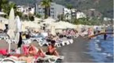 Marmaris'te yaz havasında plaj ve havuz keyfi Marmaris'te yaz havasında plaj ve havuz keyfi