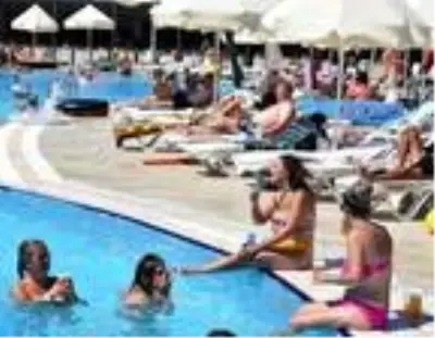 Marmaris'te yaz havasında plaj ve havuz keyfi Marmaris'te yaz havasında plaj ve havuz keyfi