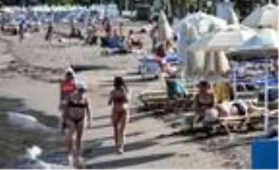 Marmaris'te yaz havasında plaj ve havuz keyfi Marmaris'te yaz havasında plaj ve havuz keyfi