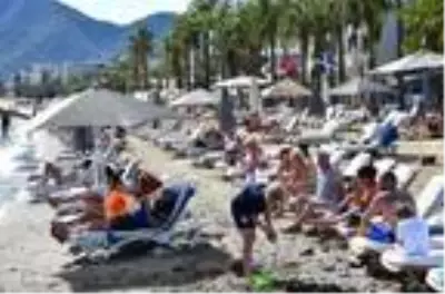 Marmaris'te yaz havasında plaj ve havuz keyfi Marmaris'te yaz havasında plaj ve havuz keyfi