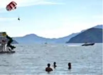 Marmaris'te yaz havasında plaj ve havuz keyfi Marmaris'te yaz havasında plaj ve havuz keyfi