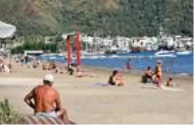 Marmaris'te yaz havasında plaj ve havuz keyfi Marmaris'te yaz havasında plaj ve havuz keyfi