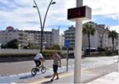 Marmaris'te yaz havasında plaj ve havuz keyfi Marmaris'te yaz havasında plaj ve havuz keyfi