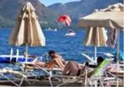 Marmaris'te yaz havasında plaj ve havuz keyfi Marmaris'te yaz havasında plaj ve havuz keyfi
