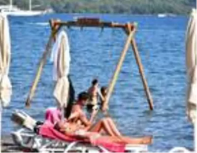 Marmaris'te yaz havasında plaj ve havuz keyfi Marmaris'te yaz havasında plaj ve havuz keyfi