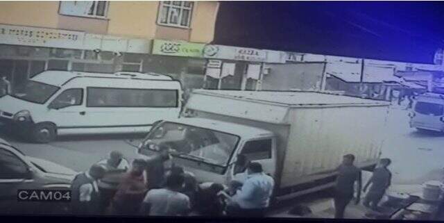 Otomobil çarpan 3 kız çocuğu şans eseri kurtuldu! O anlar kamerada