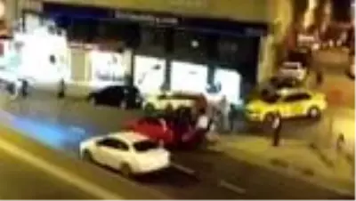 Otomobilde alkol kullanan gençlerle mahalleli arasında kavga: 1 yaralı Otomobilde alkol kullanan gençlerle mahalleli arasında kavga: 1 yaralı
