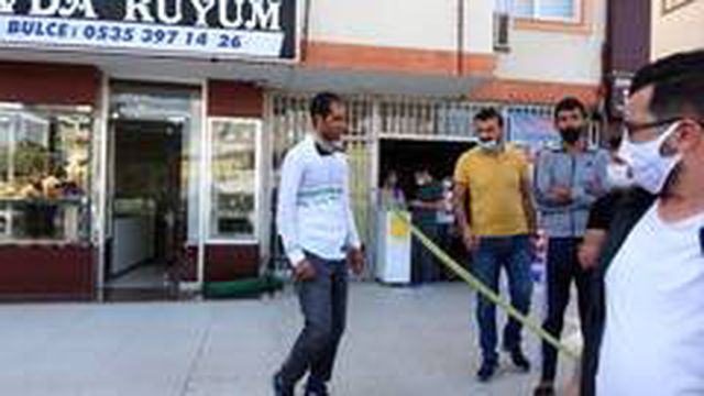 Polis kılığına giren soyguncu, girdiği kuyumcunun sahibini kelepçeleyip 1 kilo altın çaldı