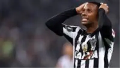 Santos, tecavüz davası nedeniyle Robinho'nun sözleşmesini askıya aldı Santos, tecavüz davası nedeniyle Robinho'nun sözleşmesini askıya aldı
