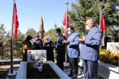 Son dakika haber! Şehit Eren Öztürk, Ahlat'taki kabri başında anıldı Son dakika haber! Şehit Eren Öztürk, Ahlat'taki kabri başında anıldı
