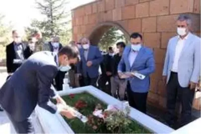 Son dakika haber! Şehit Eren Öztürk, Ahlat'taki kabri başında anıldı Son dakika haber! Şehit Eren Öztürk, Ahlat'taki kabri başında anıldı