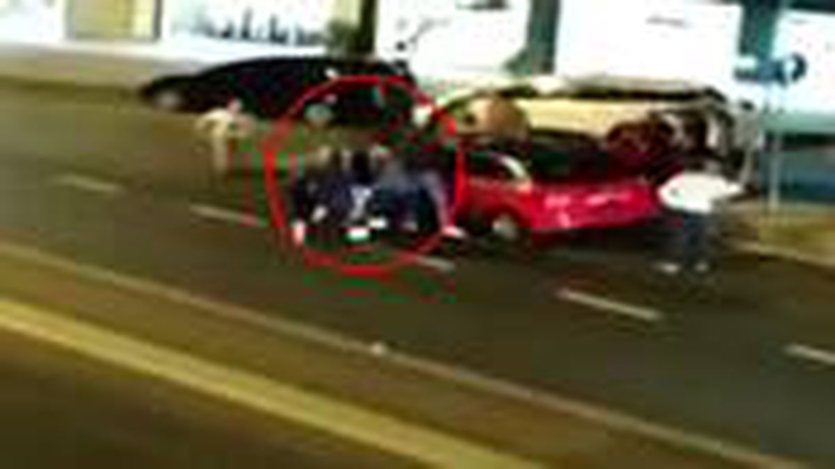 Şişede durduğu gibi durmadı! Arabada alkol alan gençler mahallede terör estirdi