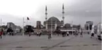 Taksim: Son dakika haber... Taksim'de turistlere yönelik drone destekli Kovid-19 denetimi Taksim: Son dakika haber... Taksim'de turistlere yönelik drone destekli Kovid-19 denetimi