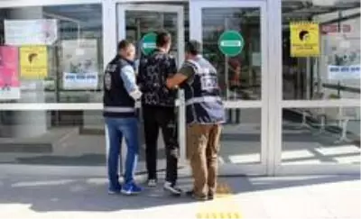 32 suç kaydı bulunan şüpheli, çaldığı araçla gezerken yakalandı 32 suç kaydı bulunan şüpheli, çaldığı araçla gezerken yakalandı