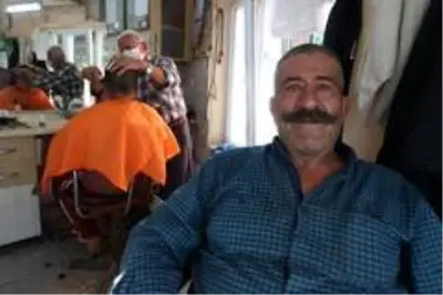 66 yıldır ekmeğini makas ve usturadan çıkarıyor 66 yıldır ekmeğini makas ve usturadan çıkarıyor
