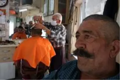 66 yıldır ekmeğini makas ve usturadan çıkarıyor 66 yıldır ekmeğini makas ve usturadan çıkarıyor
