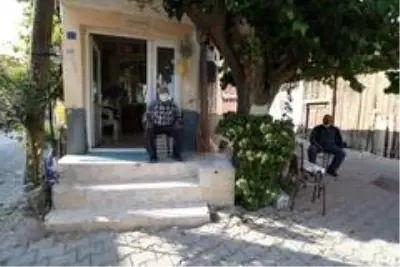 66 yıldır ekmeğini makas ve usturadan çıkarıyor 66 yıldır ekmeğini makas ve usturadan çıkarıyor