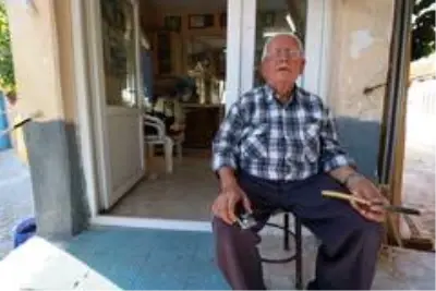 66 yıldır ekmeğini makas ve usturadan çıkarıyor 66 yıldır ekmeğini makas ve usturadan çıkarıyor