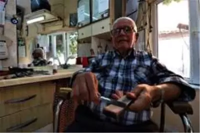 66 yıldır ekmeğini makas ve usturadan çıkarıyor 66 yıldır ekmeğini makas ve usturadan çıkarıyor