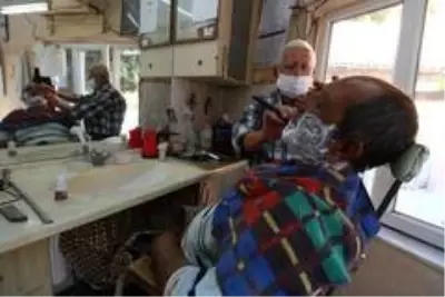 66 yıldır ekmeğini makas ve usturadan çıkarıyor 66 yıldır ekmeğini makas ve usturadan çıkarıyor